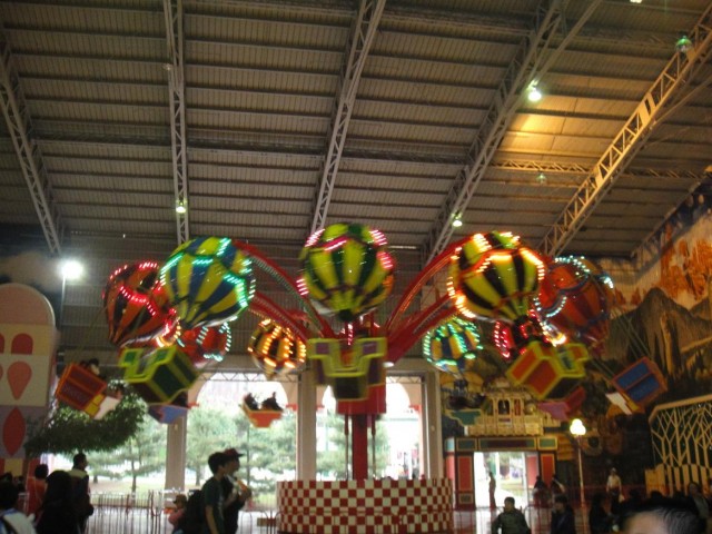 熱氣球升空<br />偶家有人連自強號都會暈車<br />只能看別人玩<br />感染一下歡樂的氣氛