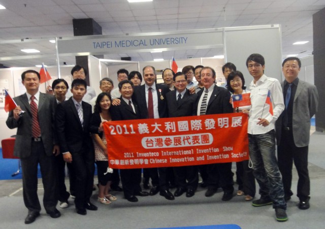 口腔醫學院歐院長率領師生團隊參加2011義大利國際發明展表現亮麗