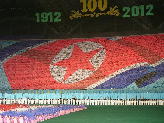 阿里郎大秀，排字圖案（北朝鮮國旗）。