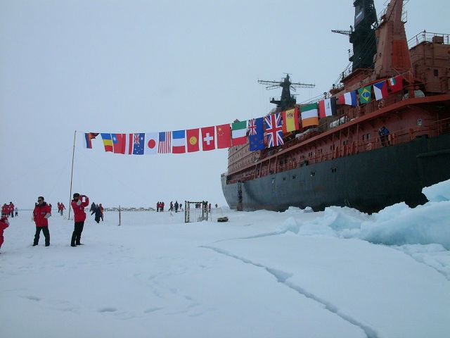 我們的國旗在俄國軍艦上飄揚（左3）