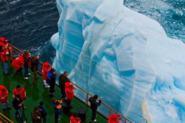 我們的破冰軍艦靠近崩落的冰山。