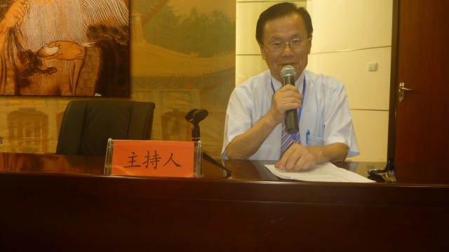 老仙ㄟ以臺灣姓氏學會前理事長及中國人類學會前會長身分主持研討會。
